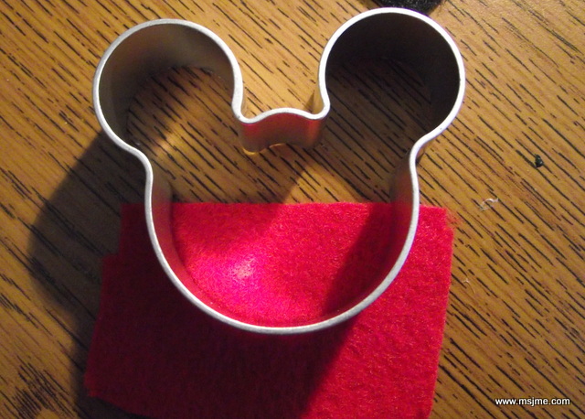 For the red part, I used the bottom half of the cookie cutter and then glued this piece onto a black piece. 